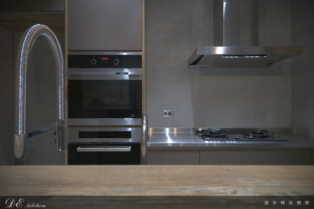廚房設計｜工業風格｜檯面 DA LONG 不鏽鋼：髮絲紋｜門板 MFC：卡布奇諾皮革
